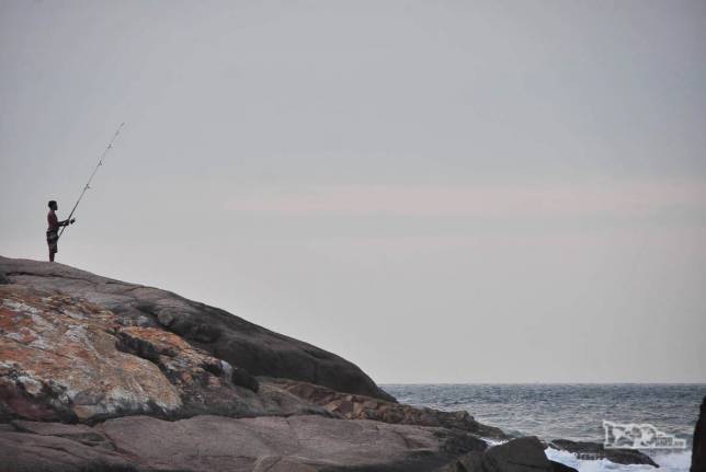Pesca solitária na Praia da Luz, em Imbituba, litoral sul de Santa Catarina